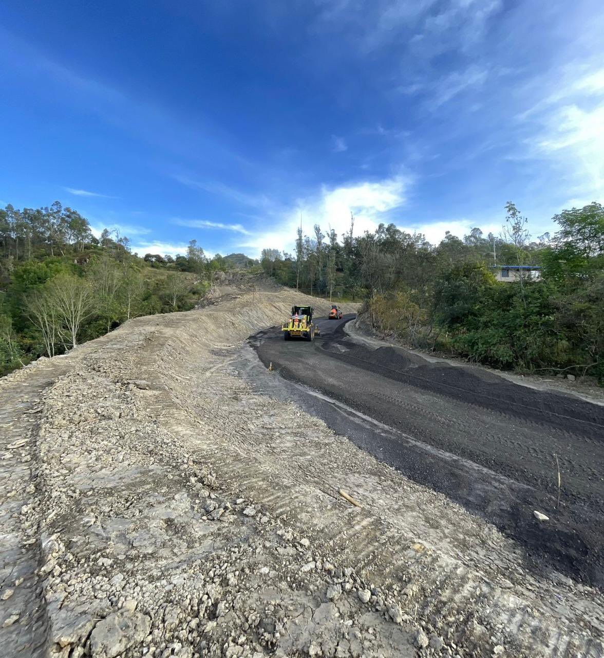 Avanza la pavimentación en el km 18 de la vía al Llano: esta semana se habilitará un carril 2