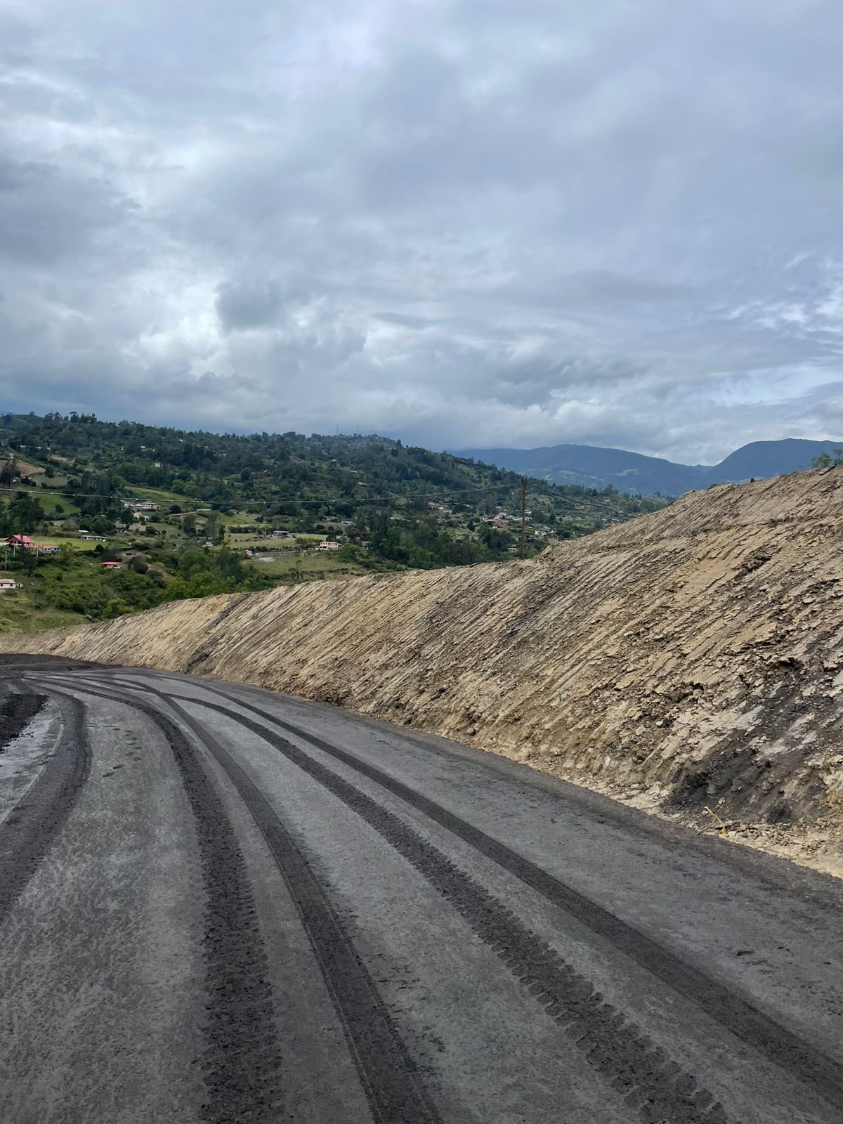 Avanza la pavimentación en el km 18 de la vía al Llano: esta semana se habilitará un carril 2 Avanza la pavimentación en el km 18 de la vía al Llano: esta semana se habilitará un carril 2