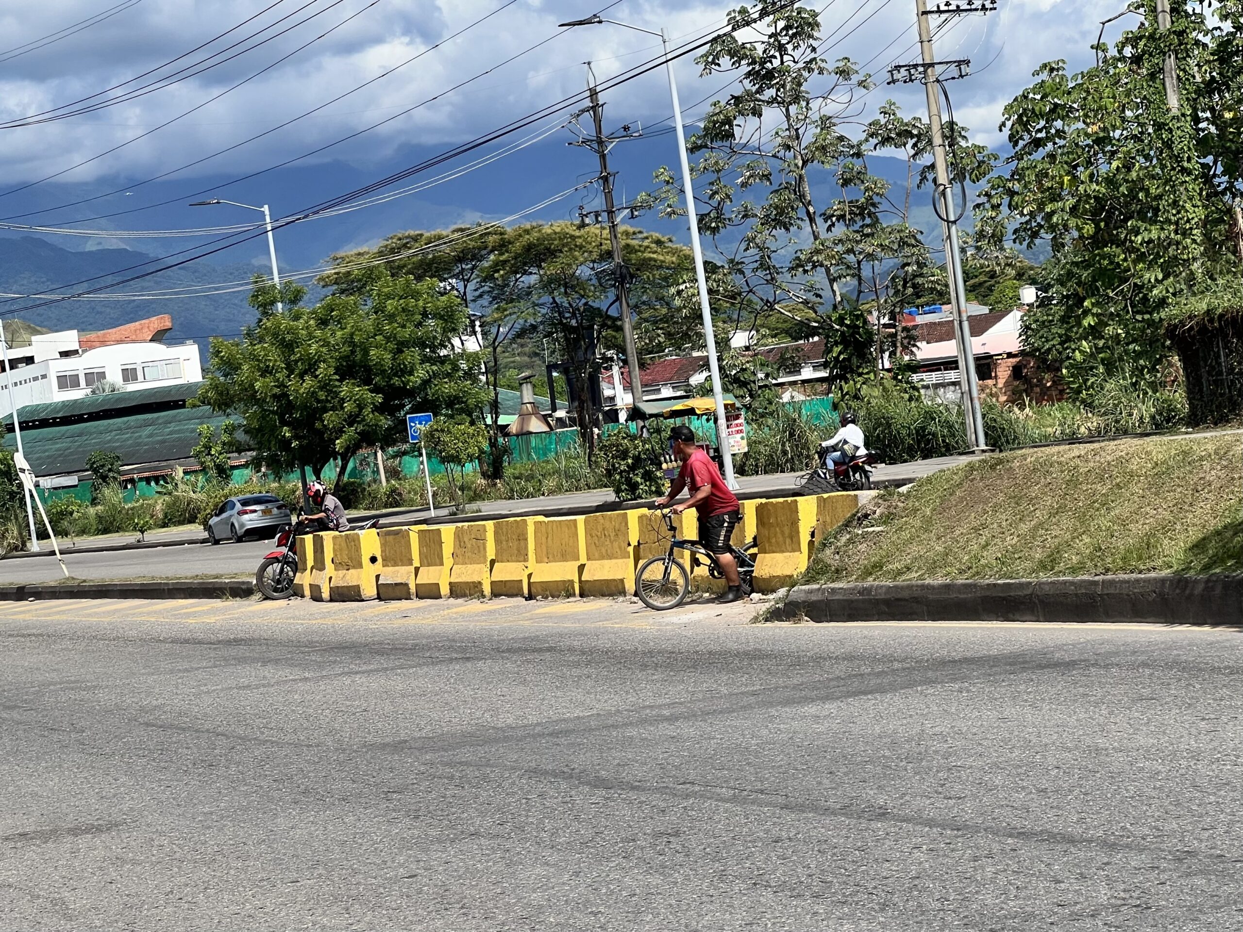 El separador convertido en cruce mortal sobre la avenida Puerto López 1
