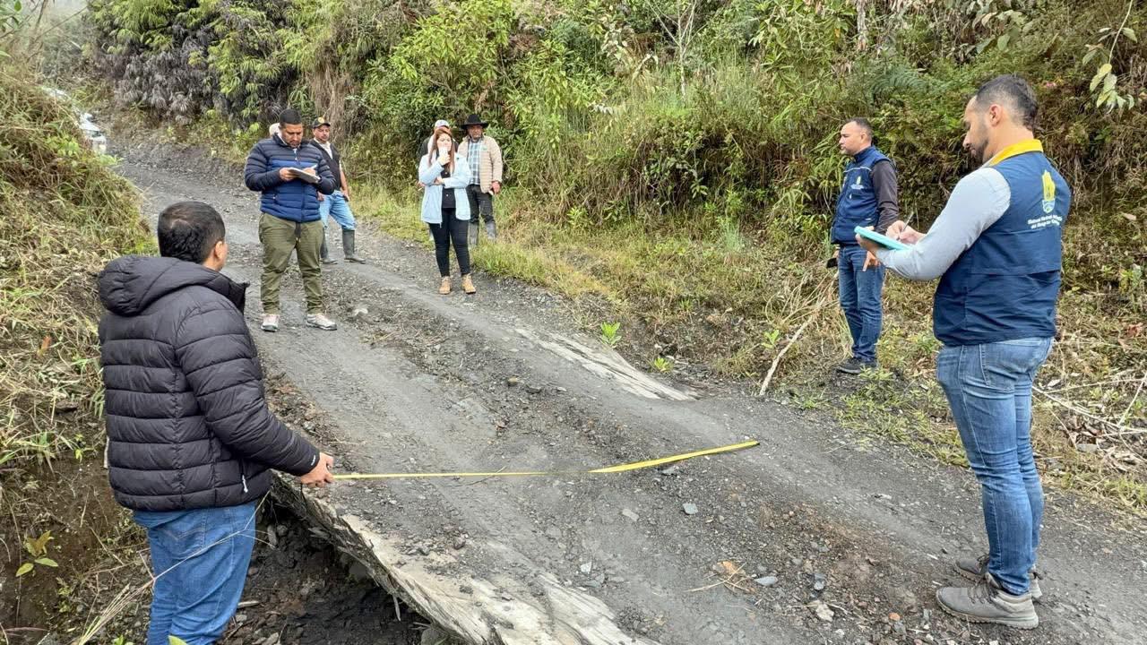 El Calvario, aislado y en pérdidas por talud de tierra que bloqueó la vía principal 2 El Calvario, aislado y en pérdidas por talud de tierra que bloqueó la vía principal 2