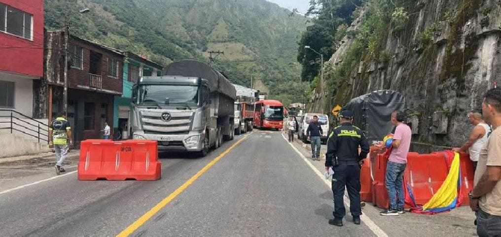 Comunidad bloquea la vía al Llano en el sector de Guayabetal y genera múltiples cierres viales 16