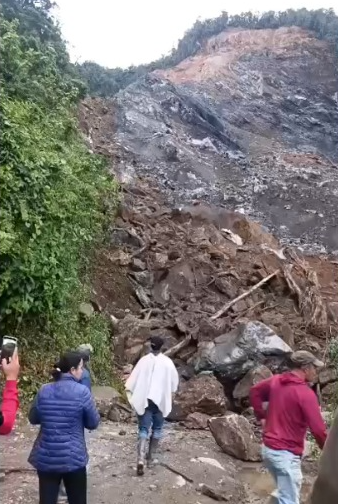 Alcaldía de El Calvario prohíbe paso peatonal en Caño Seco por riesgo de nuevos deslizamientos 27