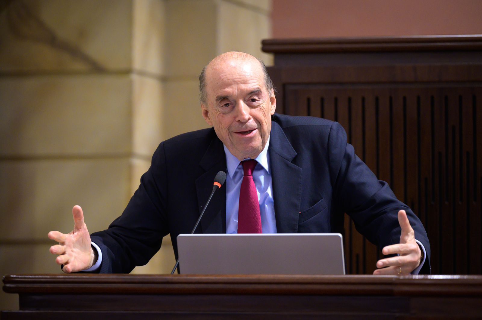 Fiscalía imputa a Álvaro Leyva por presuntas irregularidades en la licitación de pasaportes 1