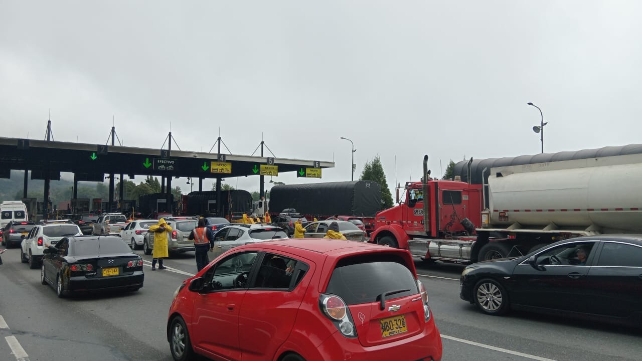 Alto tráfico en la vía Bogotá–Villavicencio obliga a aplicar reversibles este martes 7