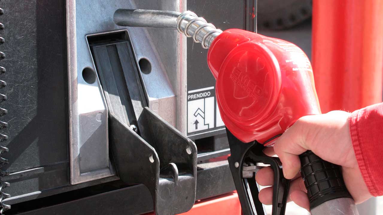 Desde el 1 de febrero bajará $300 el precio de la gasolina en Colombia 1