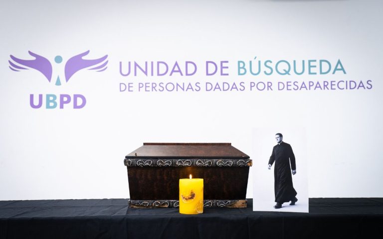 Entregan el cuerpo del padre Camilo Torres tras 60 años de su desaparición