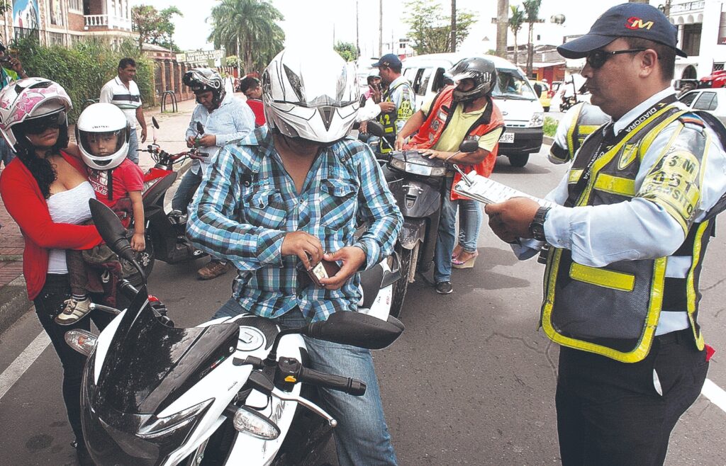 Buscan detener ‘abusos’ contra conductores de motos y carros