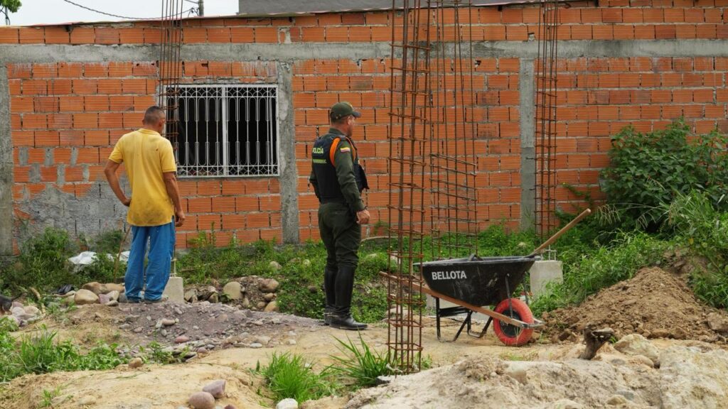 Seis capturados por construcciones ilegales en área protegida de Villavicencio 2 Seis capturados por construcciones ilegales en área protegida de Villavicencio 2