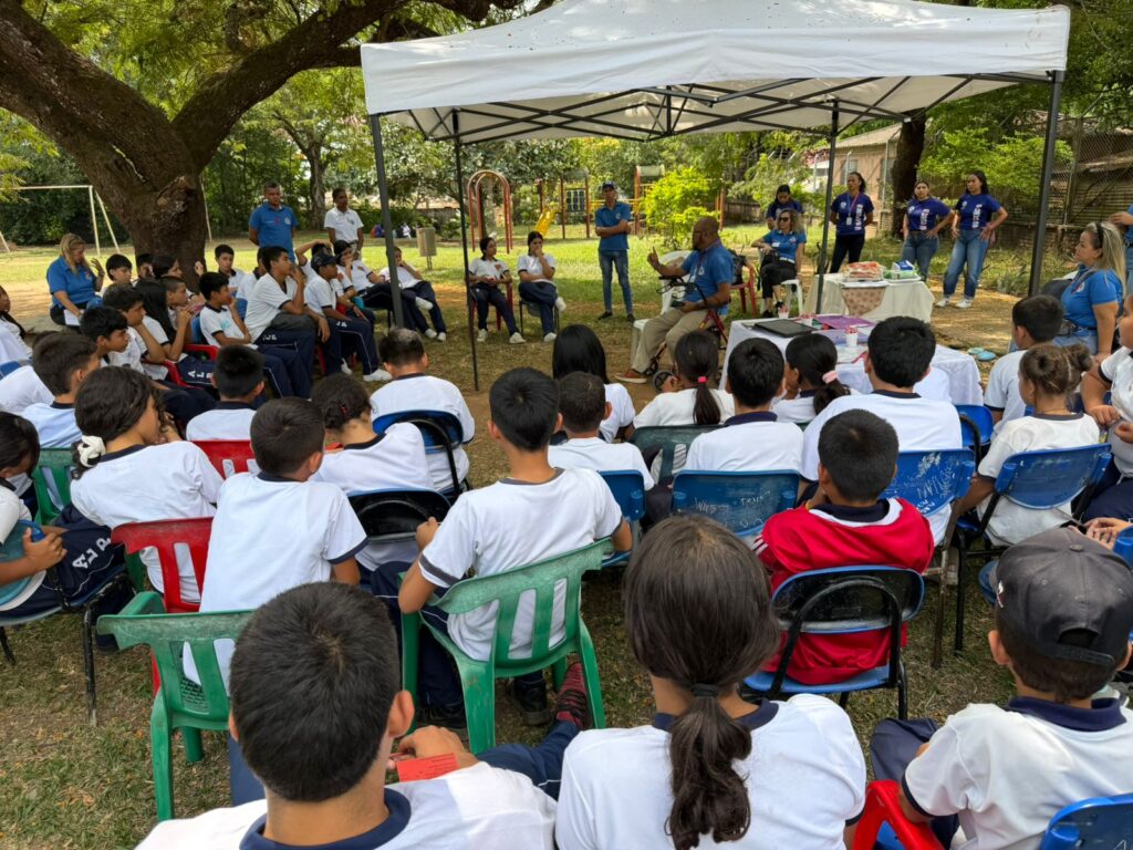 Más de 200 estudiantes en Villavicencio reciben prevención contra reclutamiento forzado