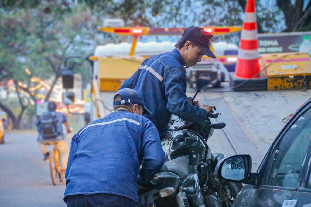 Autoridades aumentan operativos por vehículos que invaden el espacio público