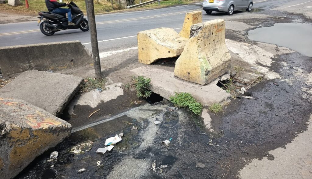 Coviandina alerta riesgo crítico en vía Bogotá – Villavicencio por deslizamiento y aguas negras