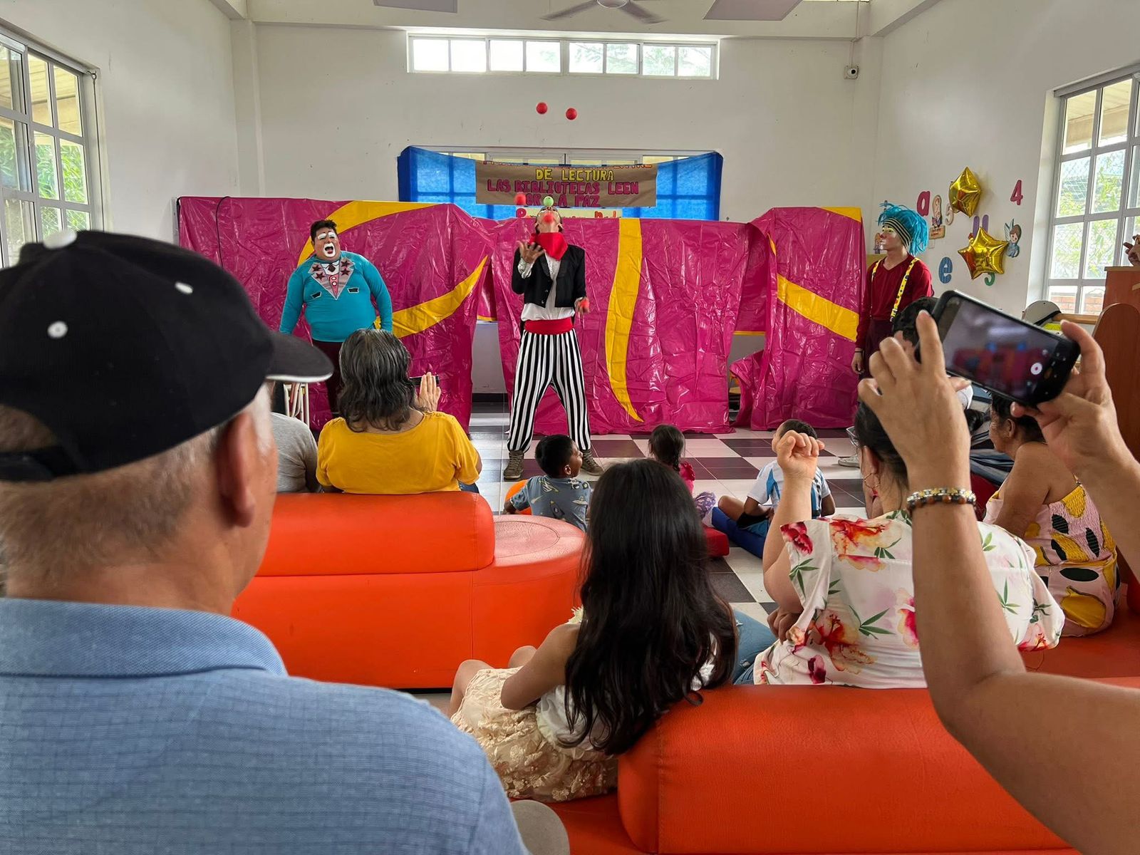 Arte y lectura llegan al centro de Villavicencio con la comparsa 'El Buen Vecino' 1