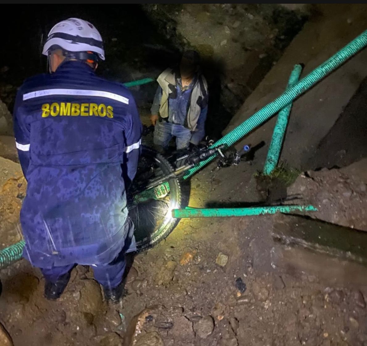 Ciclista es rescatado tras caer en hundimiento en la Avenida 40 de Villavicencio 3