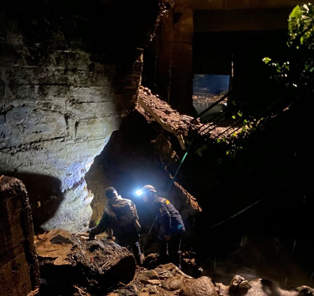 Ciclista es rescatado tras caer en hundimiento en la Avenida 40 de Villavicencio 2