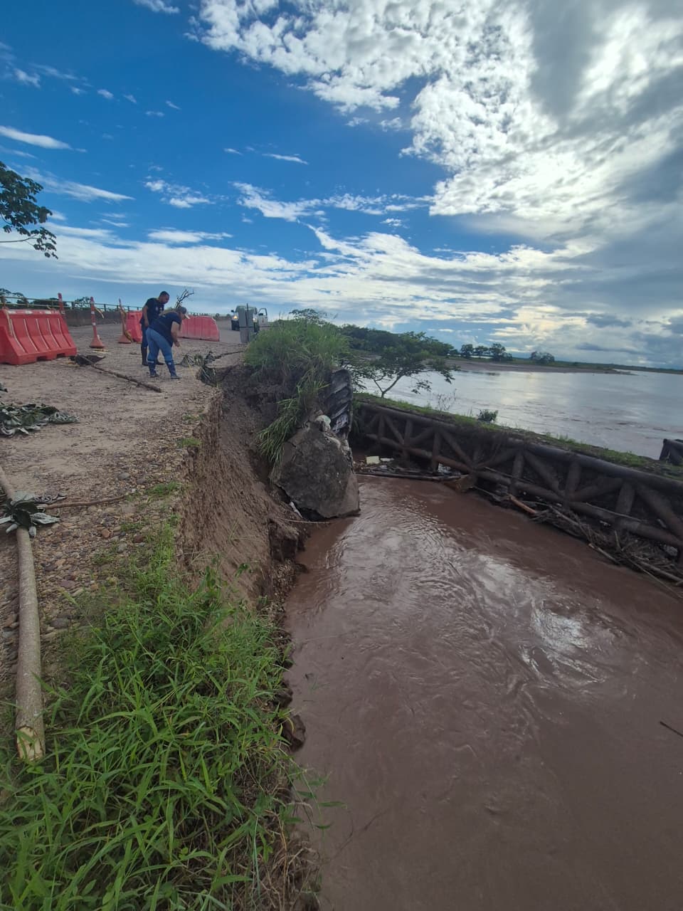 Emergencia en puente del río Humea afecta corredor vial entre Puerto López y Cabuyaro