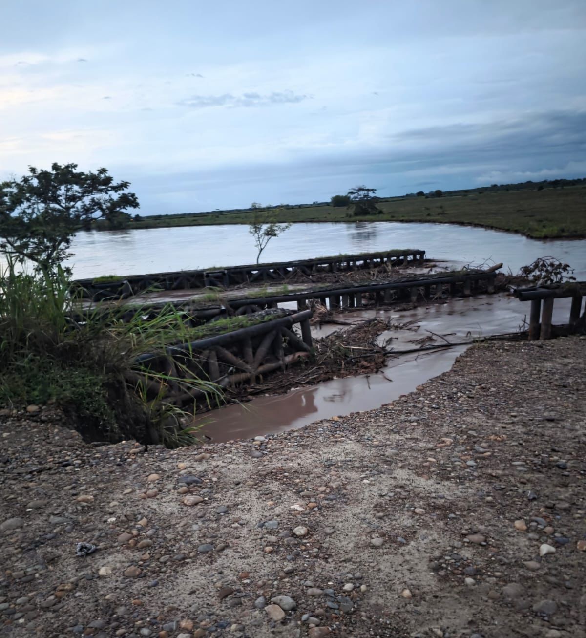 Cierre total de la vía Puerto López–Cabuyaro por emergencia en puente sobre el río Humea