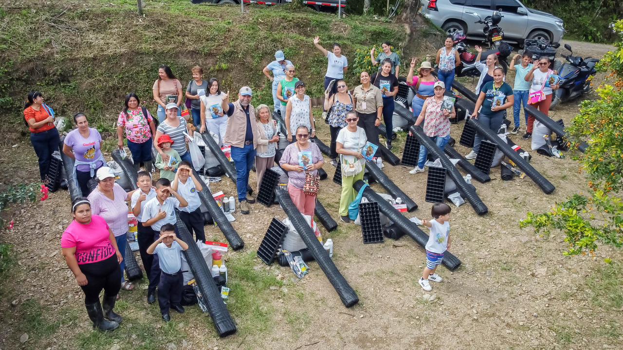 25 mujeres rurales reciben herramientas para producir alimentos y fortalecer su economía familiar 1