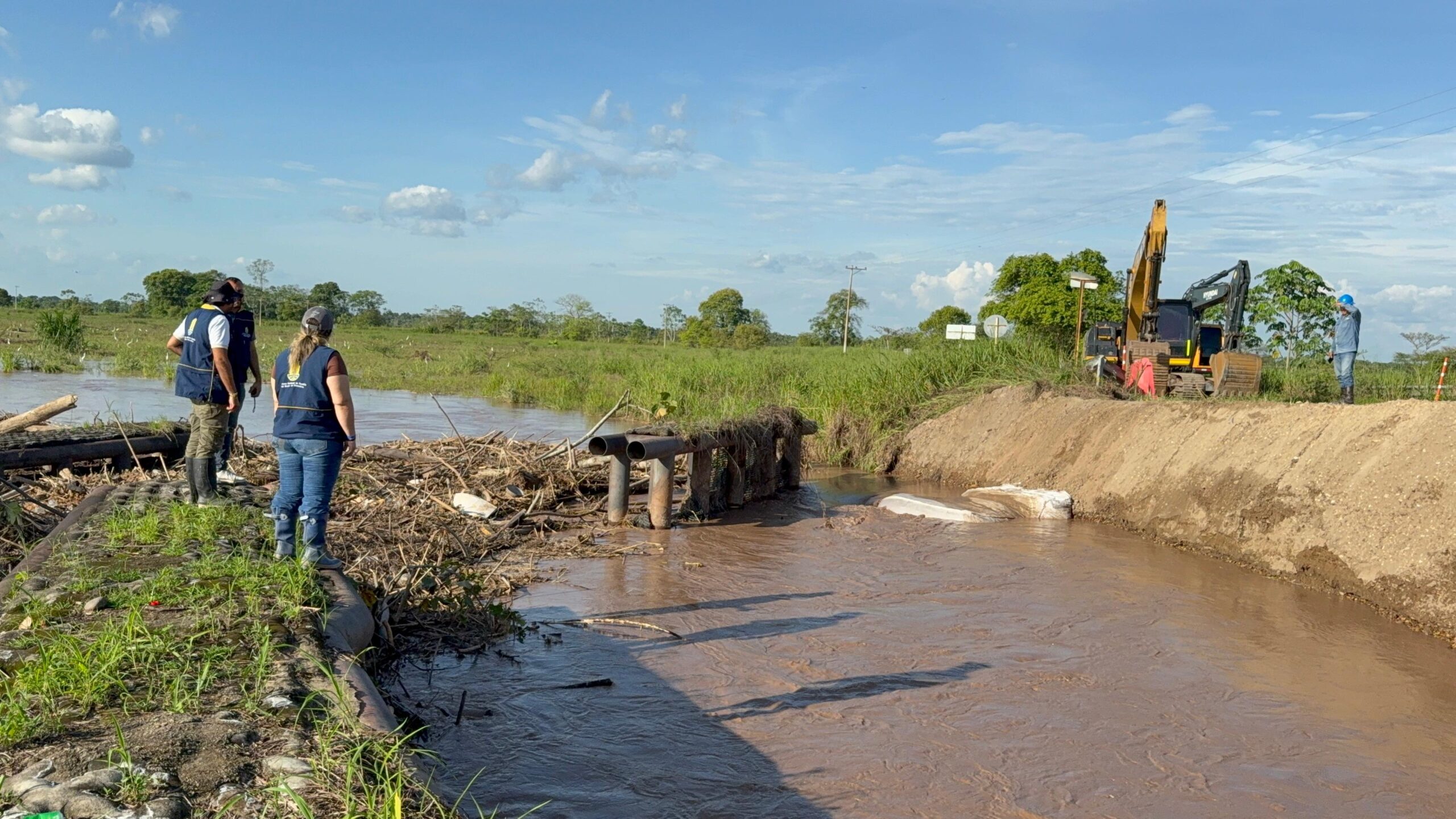 Avanzan obras para recuperar paso entre Puerto López y Cabuyaro tras emergencia en el río Humea