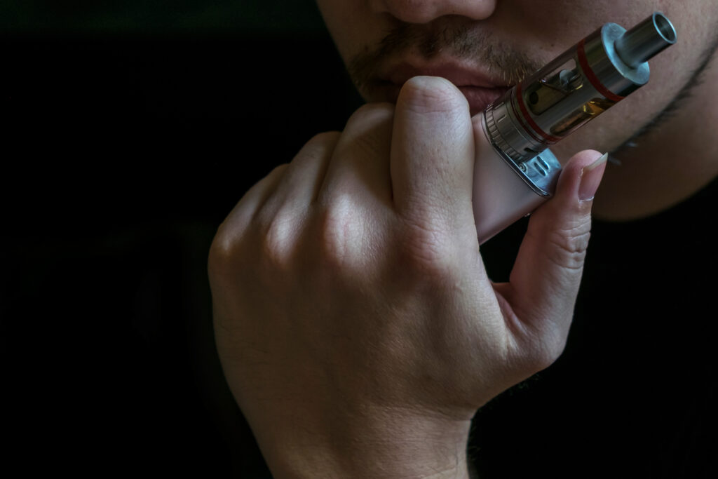 Refuerzan acciones para prevenir el uso de vapeadores entre niños y adolescentes