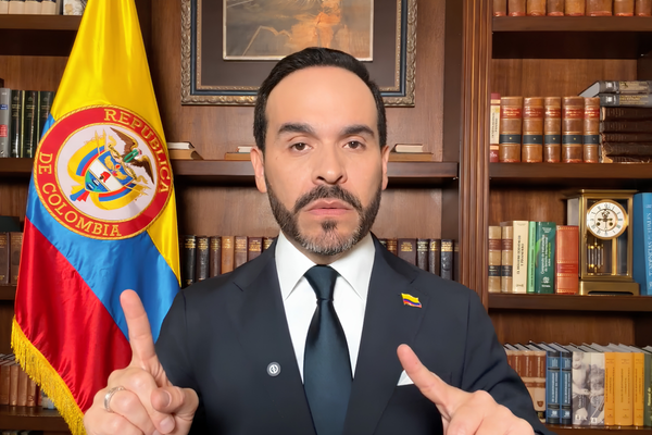 Presidente electo denuncia supuesto intento de Petro y Cepeda por mantenerse en el poder