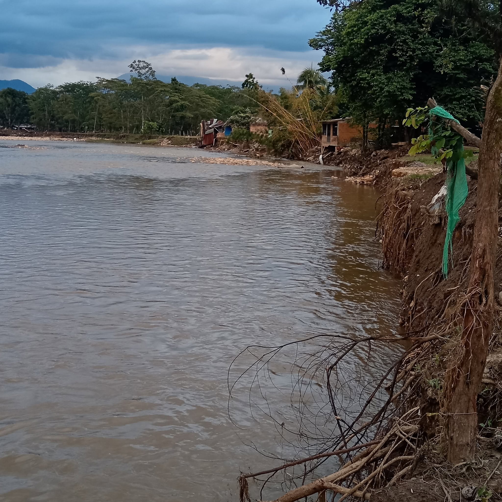 Barrios sin alcantarillado aumentan la contaminación del río Ocoa en Villavicencio