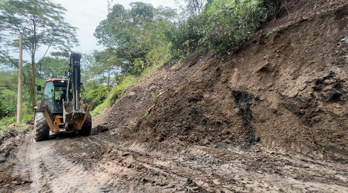 Maquinaria atiende deslizamiento que afecta la movilidad en el Corregimiento 3 de Villavicencio 1