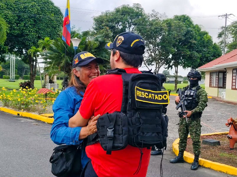 Tras 11 meses secuestrado, un hombre vuelve a abrazar a su madre en el Meta 1