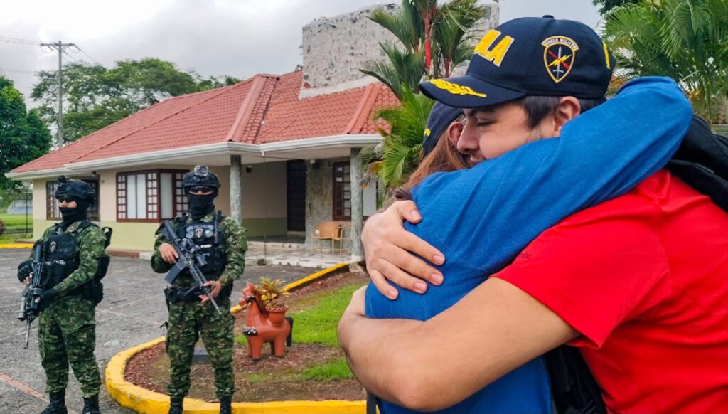 Tras 11 meses secuestrado, un hombre vuelve a abrazar a su madre en el Meta 2