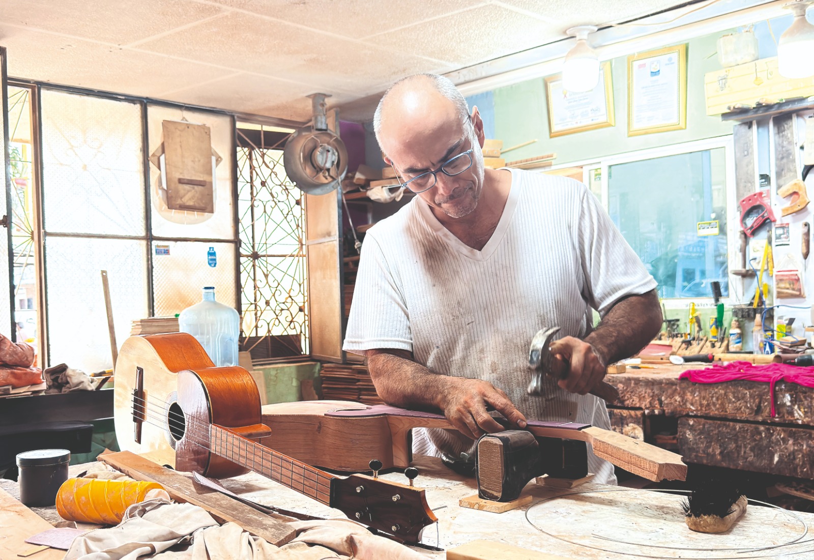 Óscar Díaz, el luthier de Villavicencio que mantiene viva la tradición musical llanera | La otra cara 1