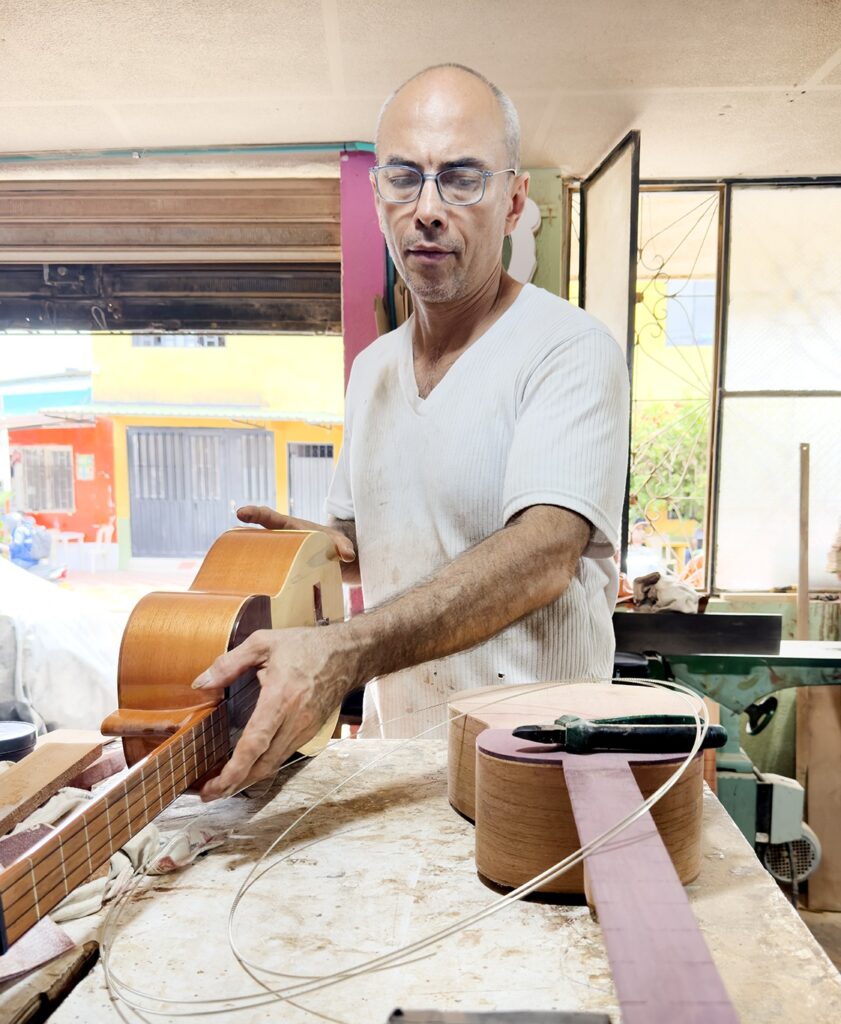 Óscar Díaz, el luthier de Villavicencio que mantiene viva la tradición musical llanera | La otra cara 2