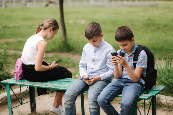 Bogotá limita el uso de celulares en colegios para proteger el aprendizaje de los estudiantes 1