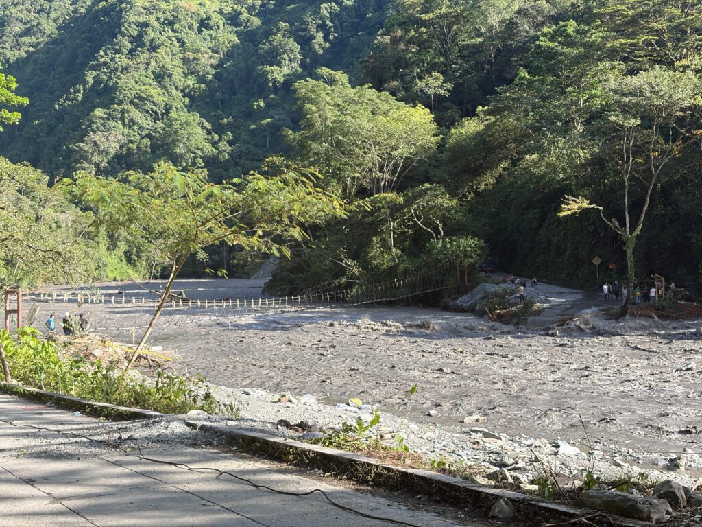 Caída del puente Ocal deja aisladas comunidades de Guayabetal y Acacías 2 Caída del puente Ocal deja aisladas comunidades de Guayabetal y Acacías 2