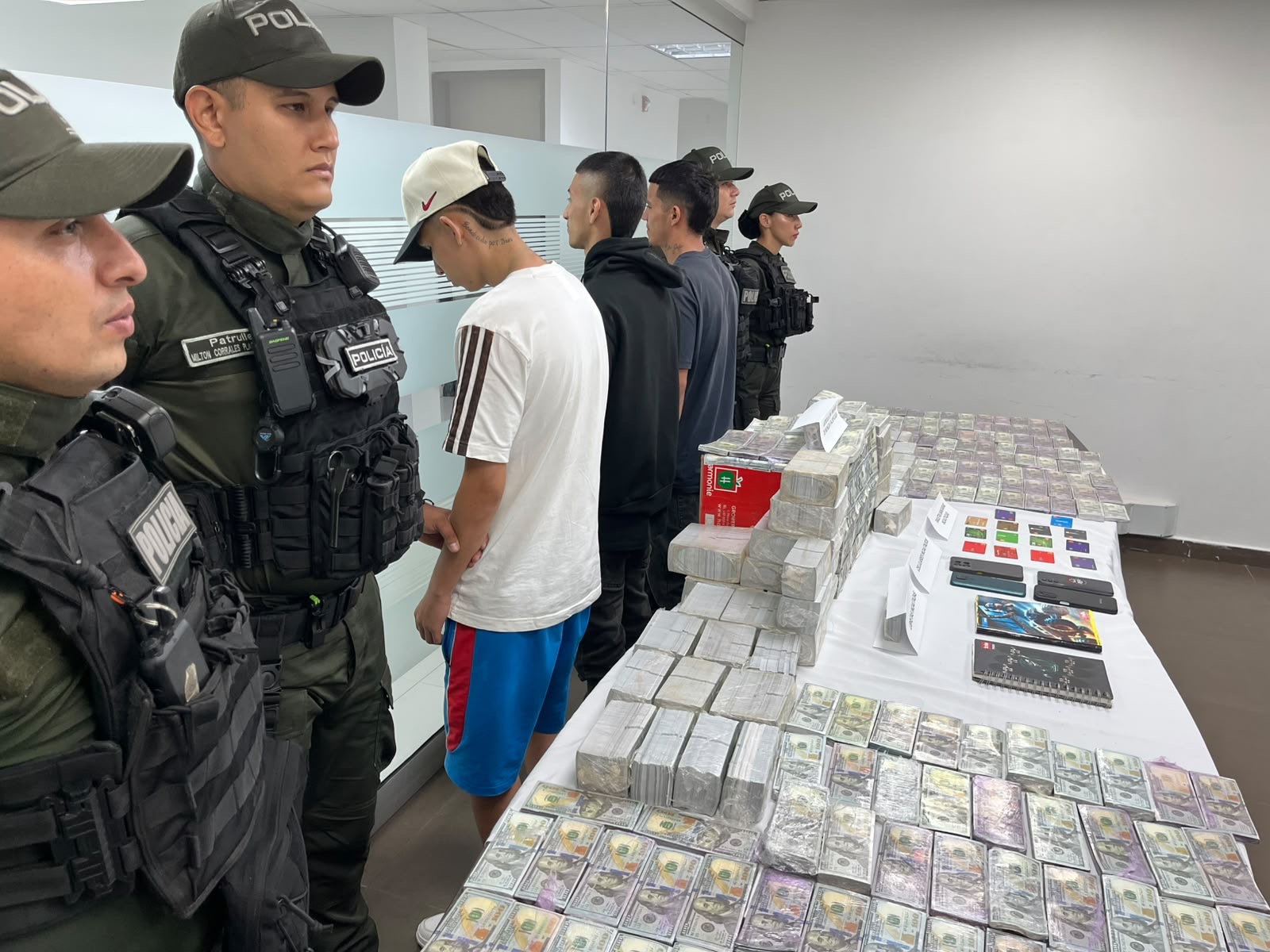 Capturan a tres hombres con más de 7 millones de dólares falsos en Villavicencio