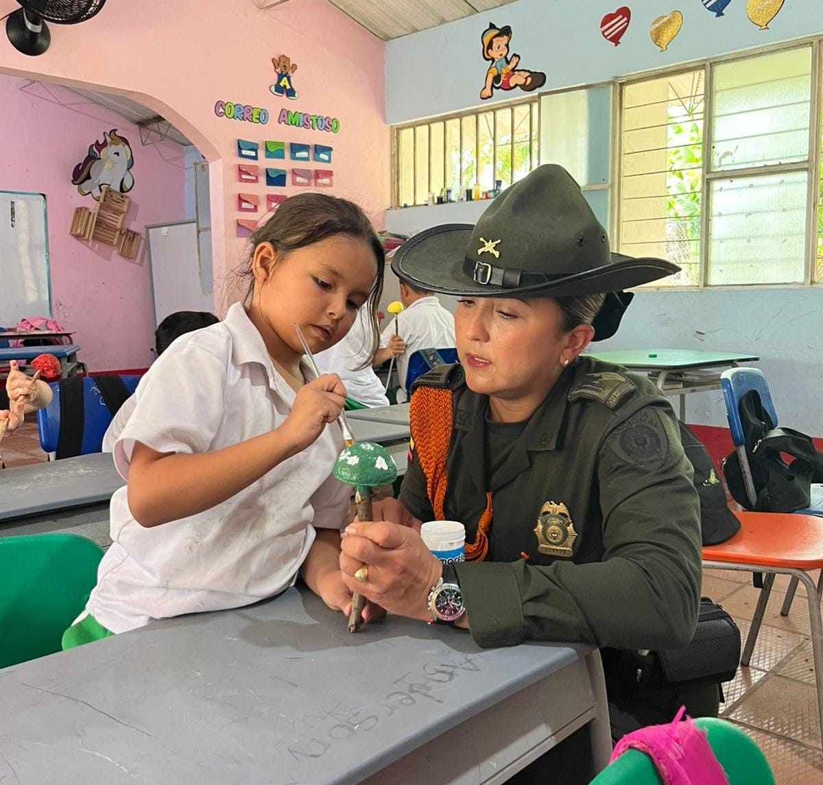 Mónica Lizarazo, la mujer policía que fortalece el trabajo comunitario en las zonas rurales del Meta