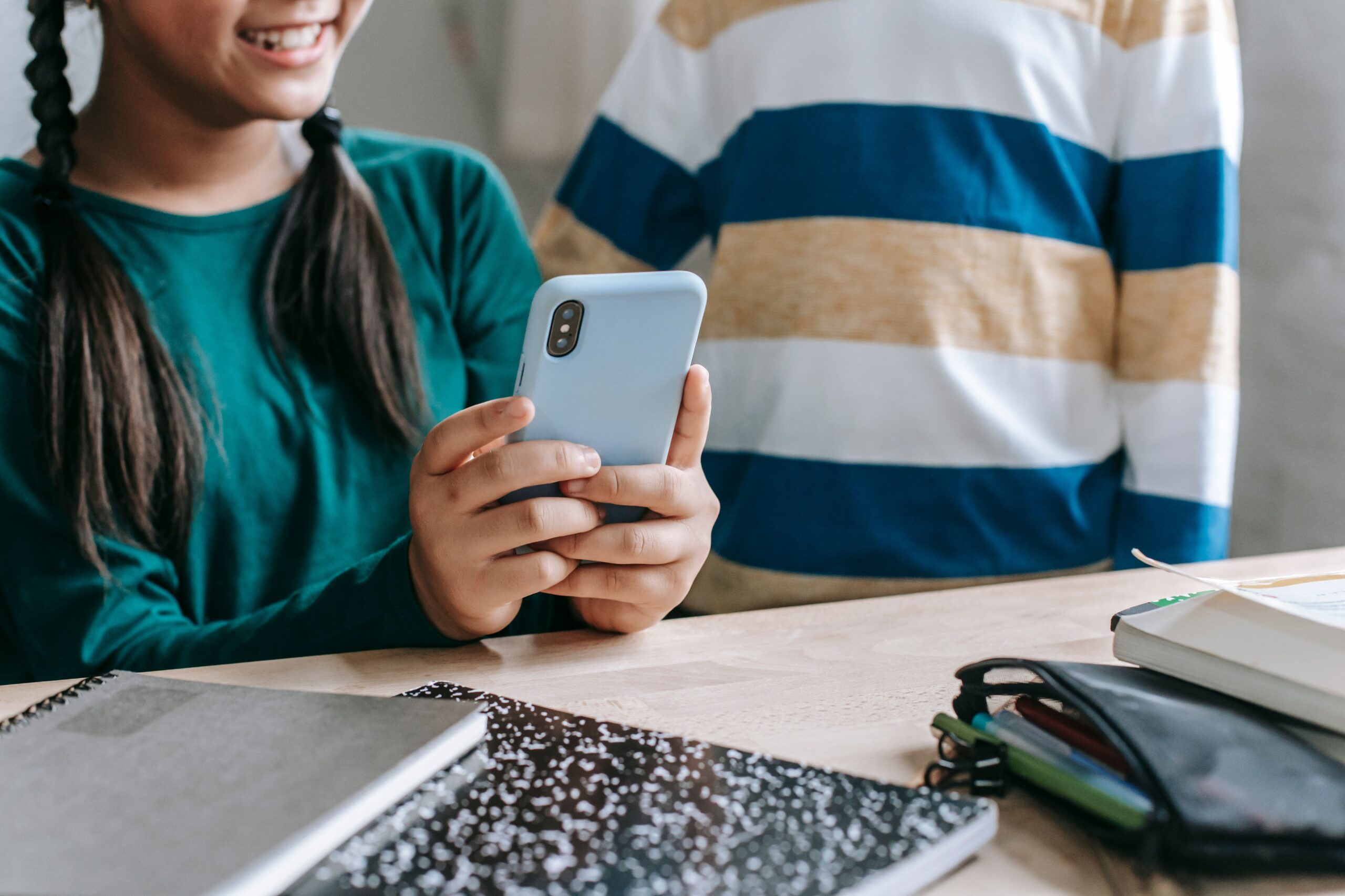 Buscan restringir celulares en salones